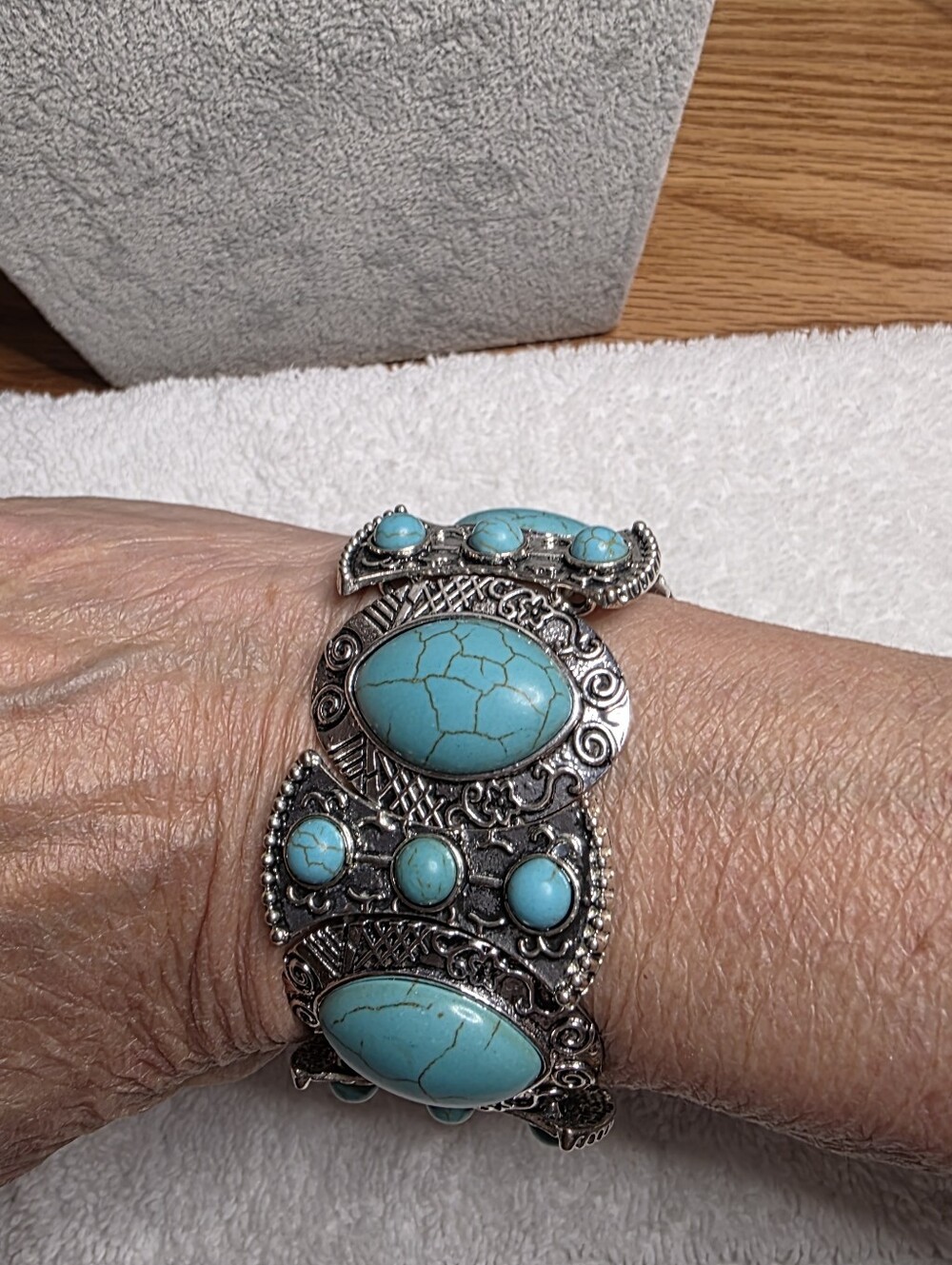 Wide Southwestern Dyed Howlite Stone Panel Stretch Bracelet Silver-Tone - Picture 4 of 6